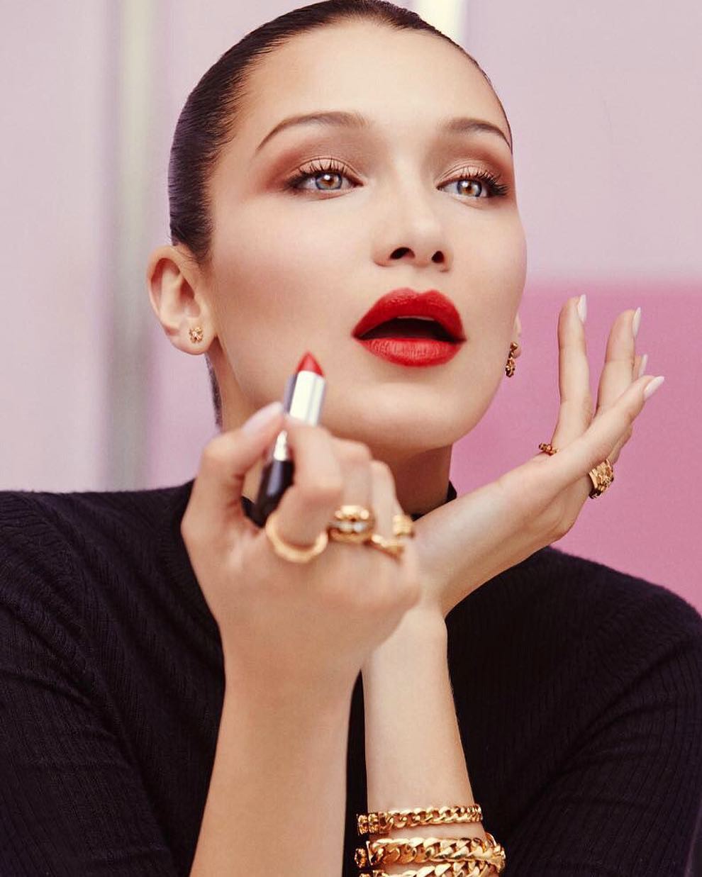 Instagram @bellahadid