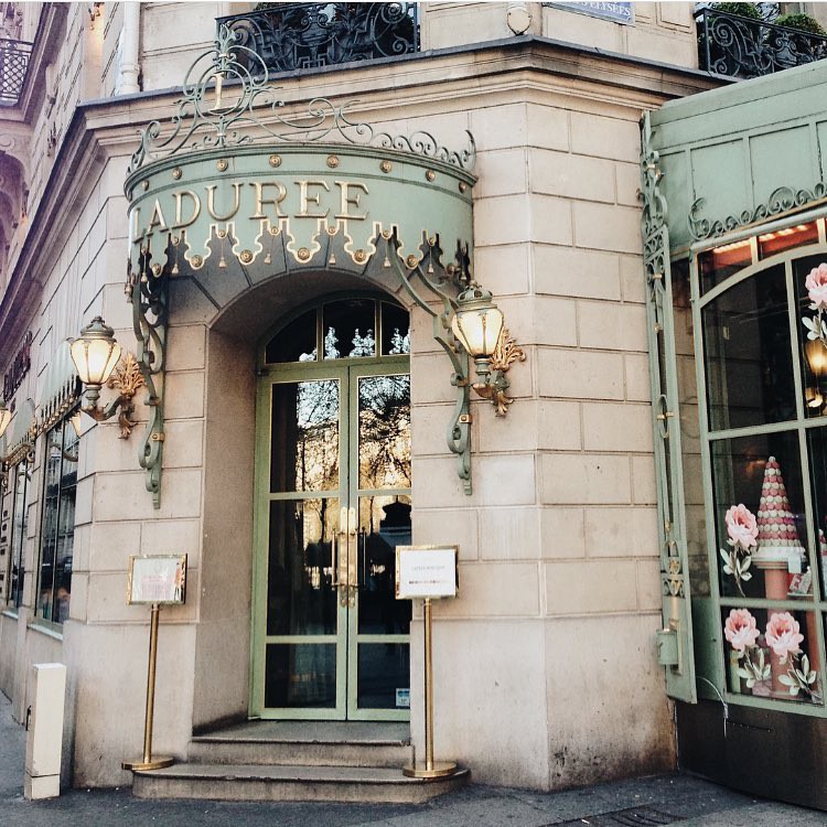 Instagram @elfie_eyes