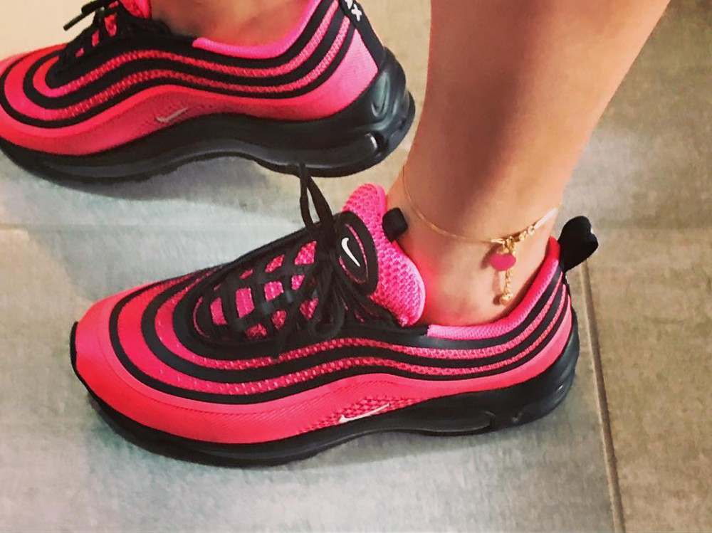 Instagram @shewearsairs