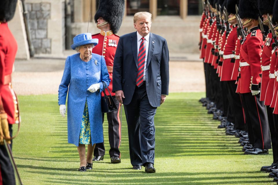 王室時尚與政治角力？百變女王Queen Elizabeth II教你如何得體接待美國總統！