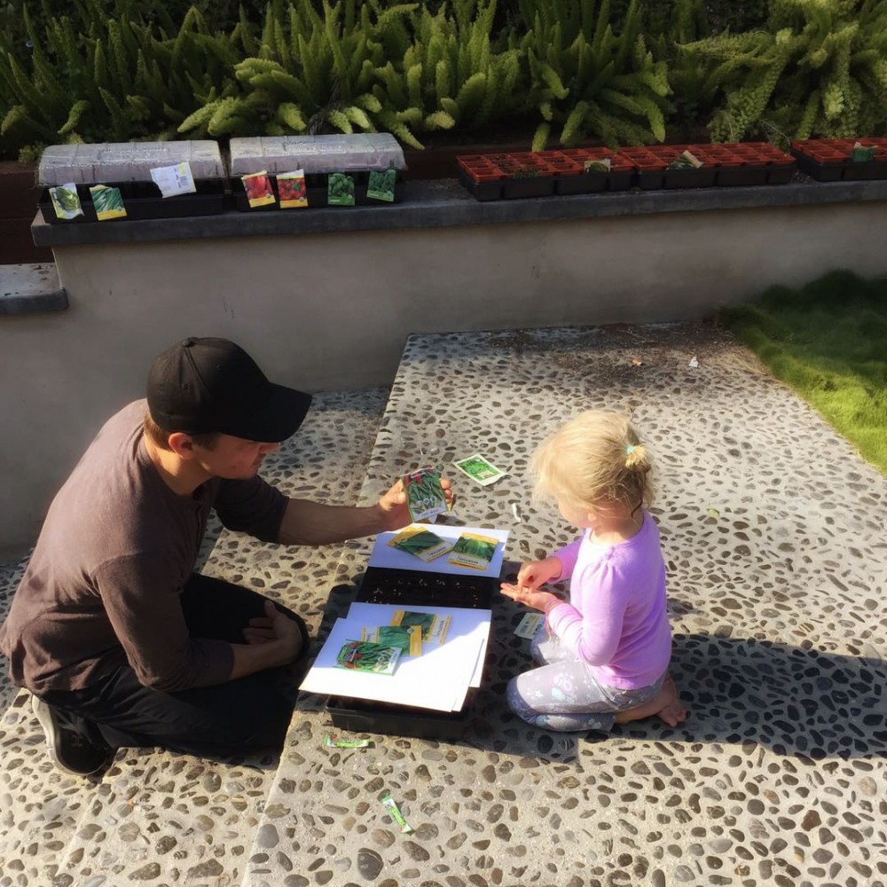 Instagram@renner4real