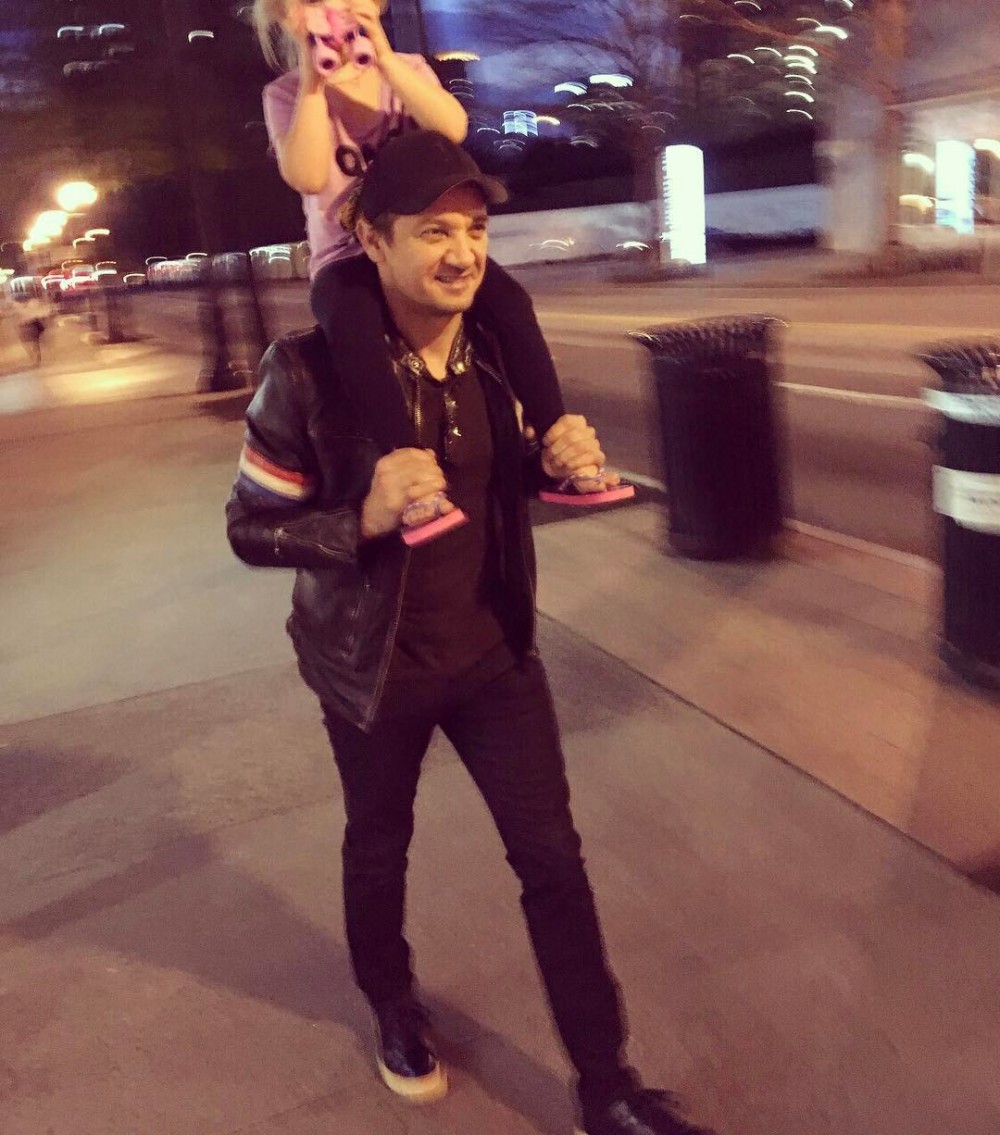 Instagram@renner4real