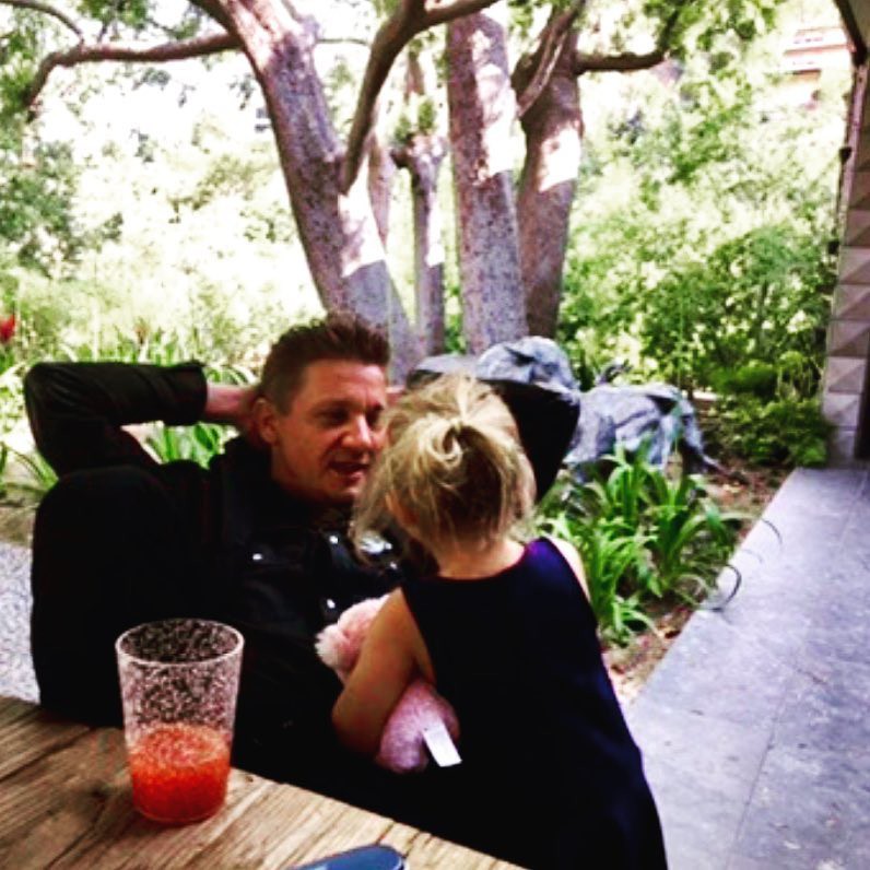 Instagram@renner4real