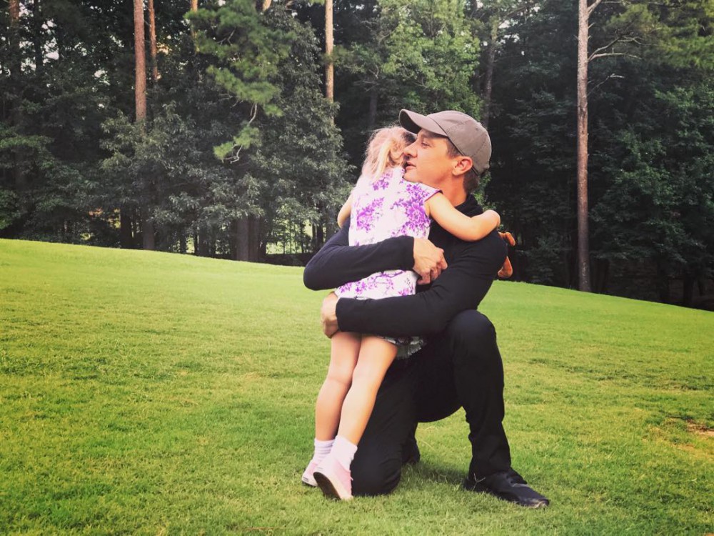 Instagram@renner4real