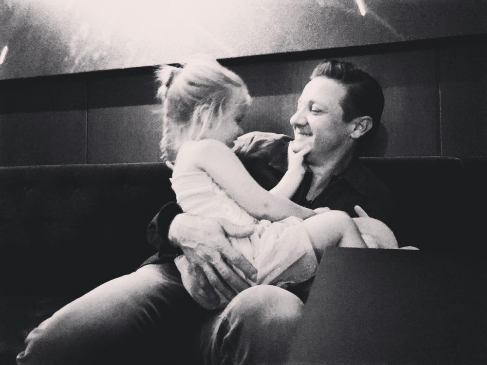 Instagram@renner4real