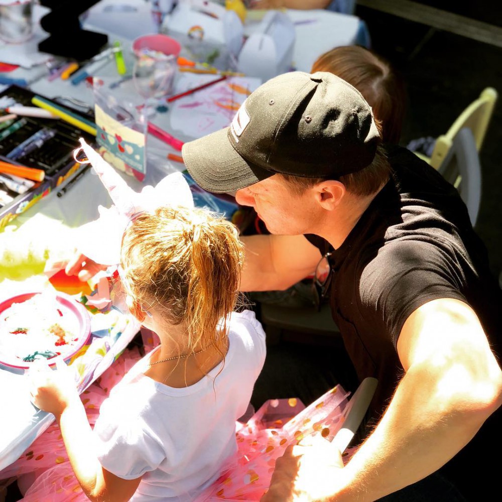 Instagram@renner4real