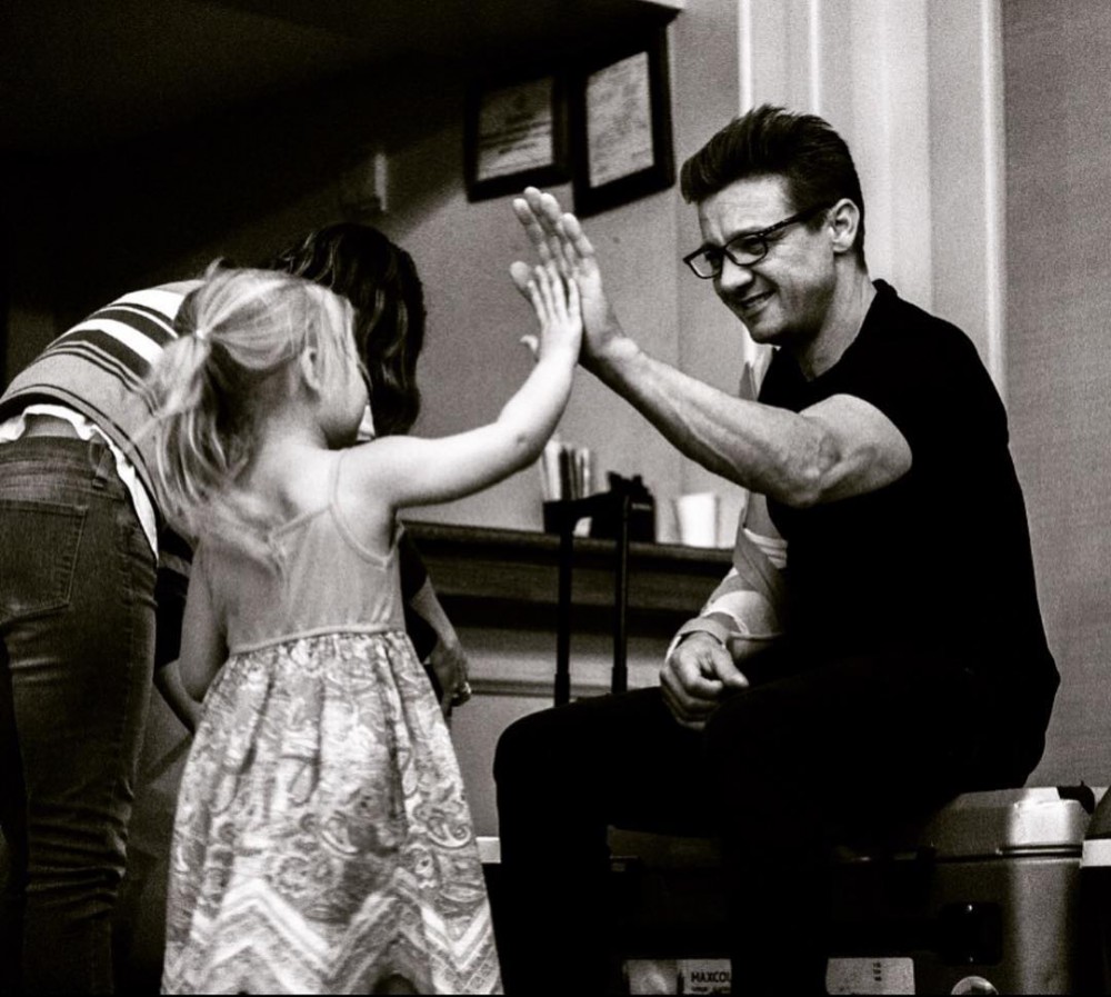 Instagram@renner4real