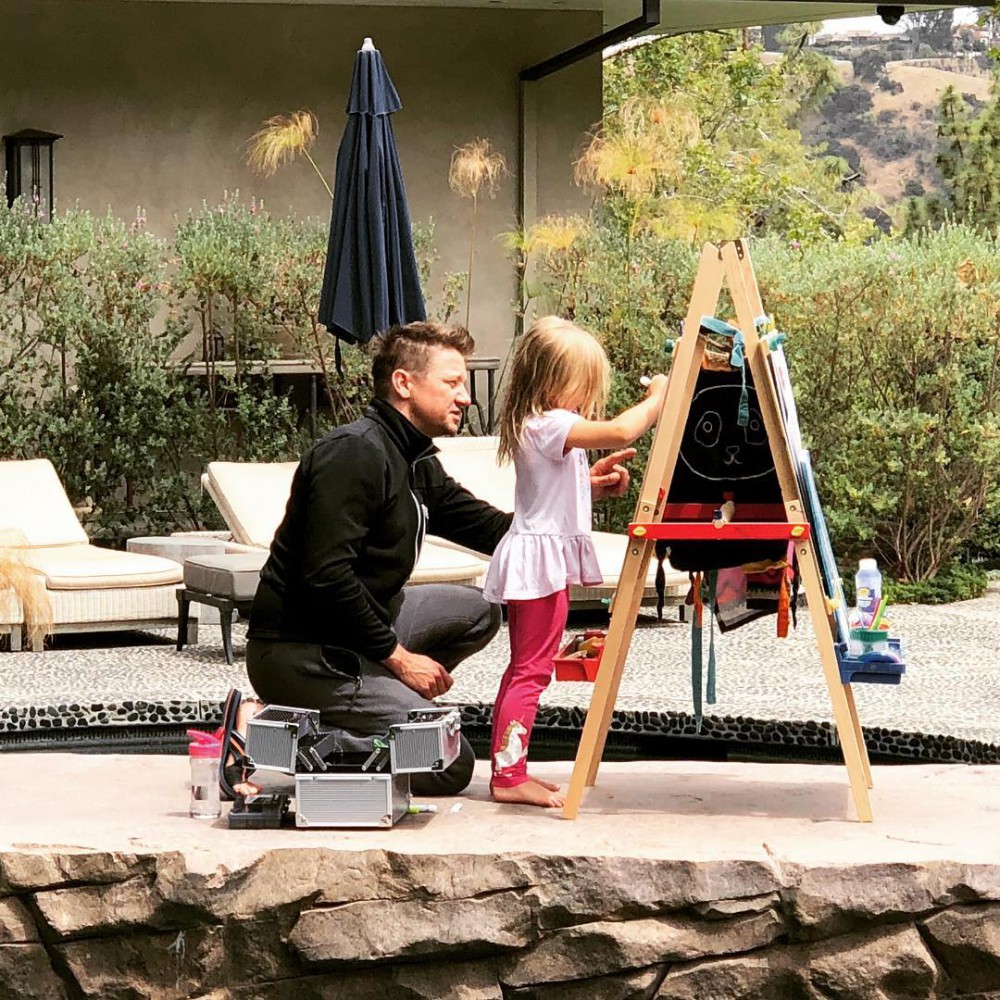 Instagram@renner4realIn
