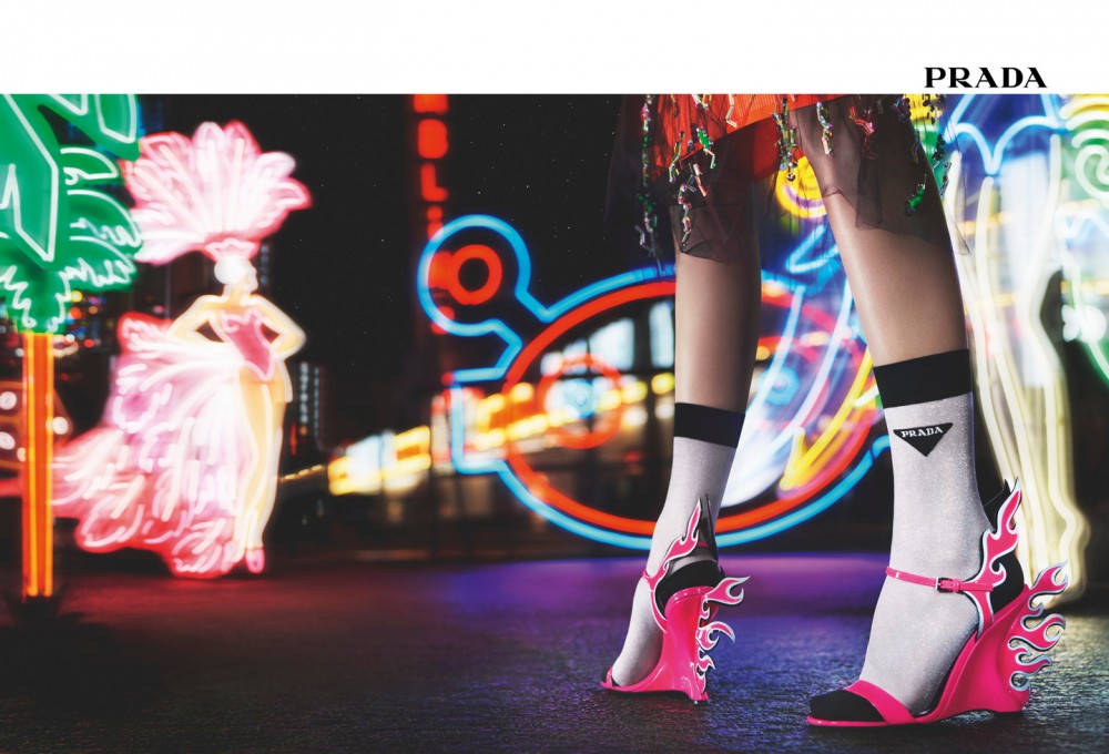 《365》的最新章節，Prada疑幻似真的霓虹夢！ 0