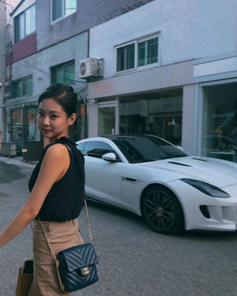 Instagram @jennierubyjane