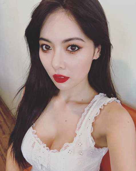 Instagram @hyunah_aa