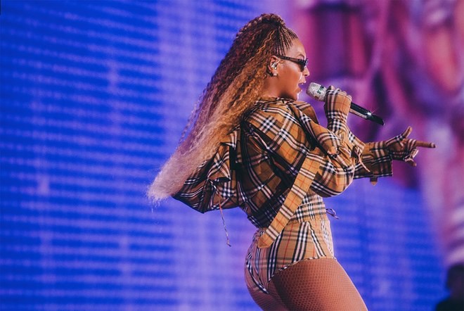 You're The First!Beyoncé率先穿上Riccardo Tisci設計的Burberry服裝!