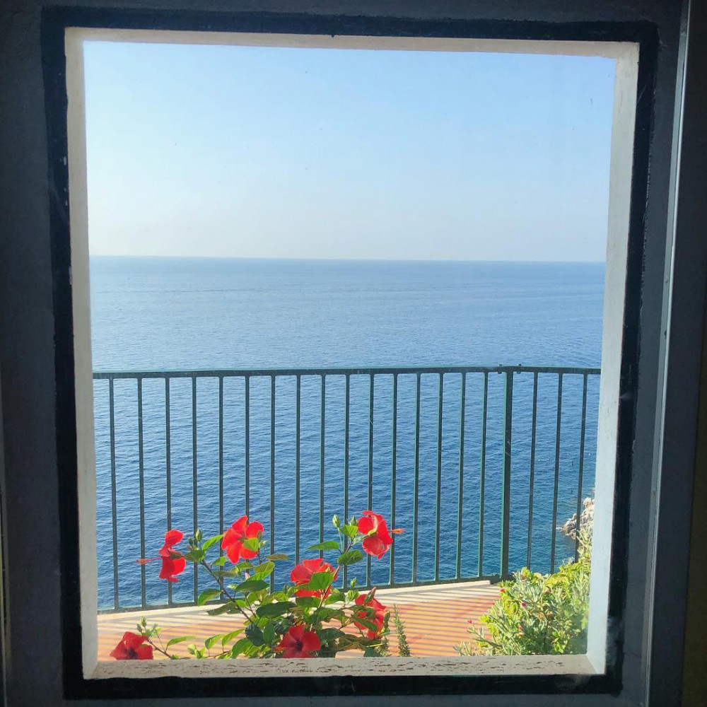 Instagram @lilyjamesofficial