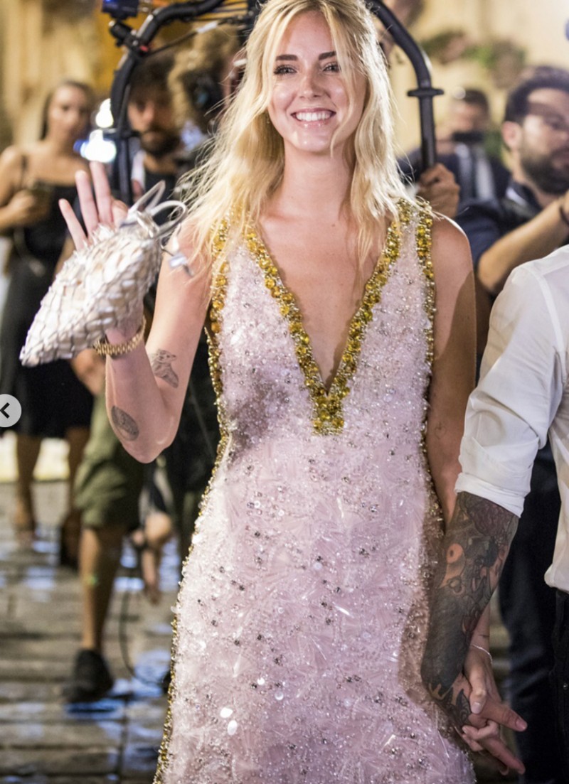 媲美皇室婚禮 網絡紅人始祖Chiara Ferragni婚紗隱藏的秘密！