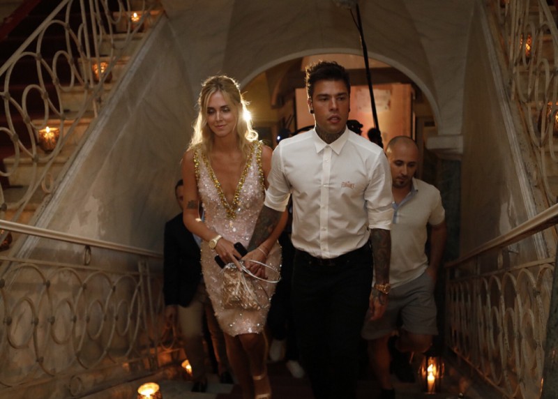 媲美皇室婚禮 網絡紅人始祖Chiara Ferragni婚紗隱藏的秘密！