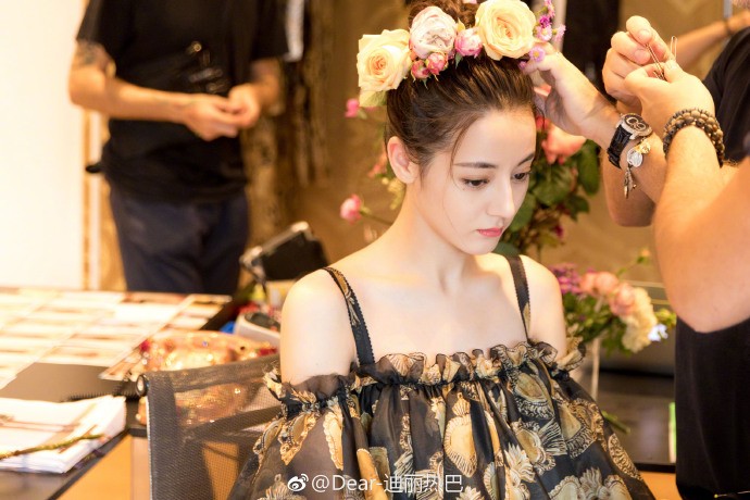 微博 ＠迪麗熱巴