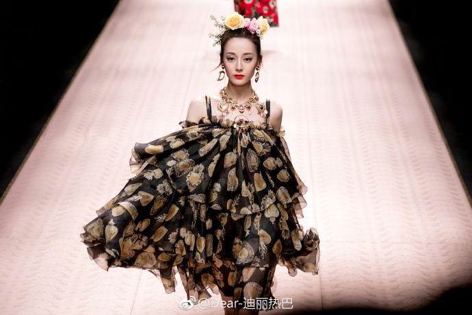 微博 ＠迪麗熱巴