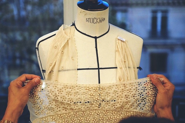 羅晉唐嫣低調完婚！禮服的奢華細節卻高調驚人！