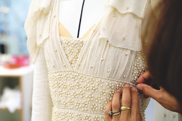 羅晉唐嫣低調完婚！禮服的奢華細節卻高調驚人！