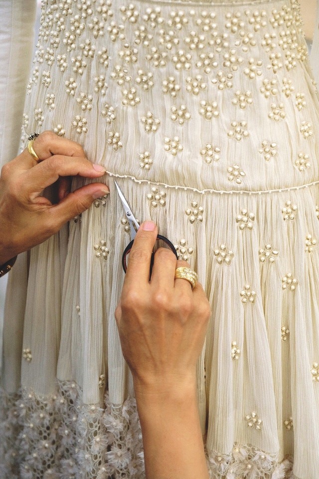 羅晉唐嫣低調完婚！禮服的奢華細節卻高調驚人！