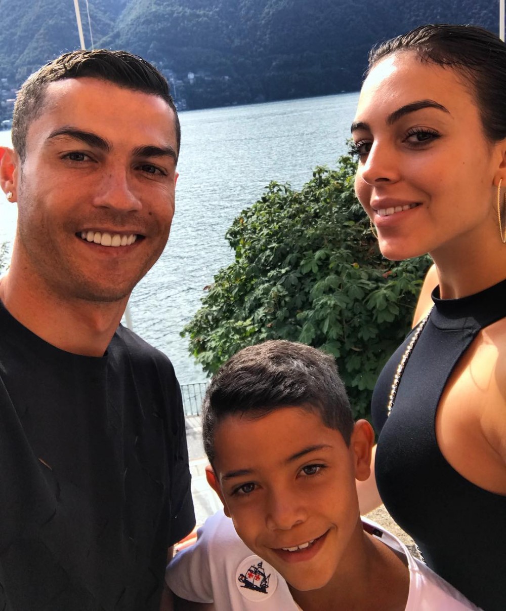 https://www.instagram.com/p/BmgbzUVl73u/?taken-by=cristiano