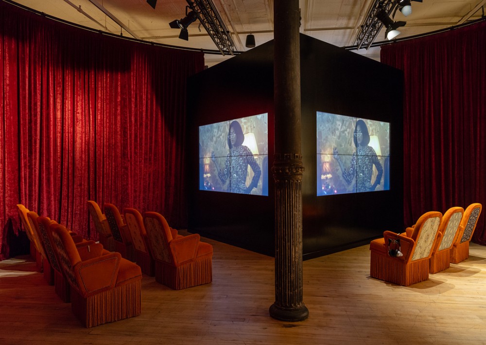 當你走進這個極具復古感的空間，大部分都是文學作品，如時尚、青年文化、藝術、室內設計、建築、插圖和設計等主題、以及一系列的珍貴書籍，還有不少絕版書籍和雜誌檔案。在這樣一個懷舊而華美的空間，享受閱讀的樂趣，或是探索時尚的藝術價值與歷史，又可以順道購物，將是一個難忘的體驗。 