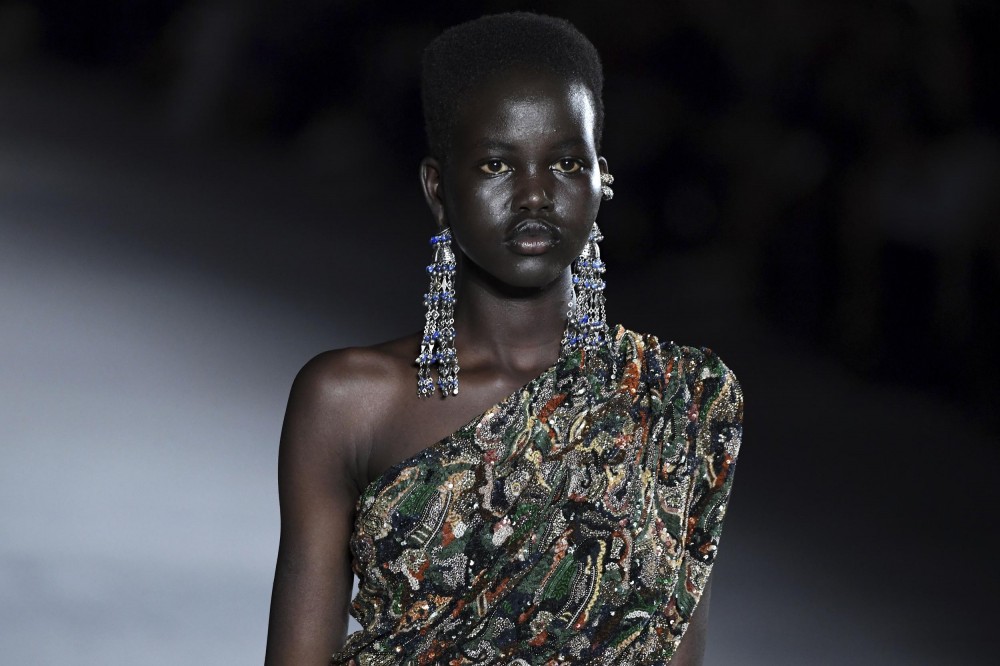 從難民走到頂尖模特兒！Adut Akech的成名血淚！