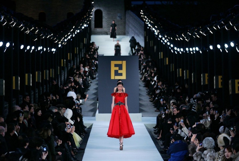 Karl Lagerfeld和Fendi家族的前世今生!攜手寫下傳奇的時尚狂想曲!