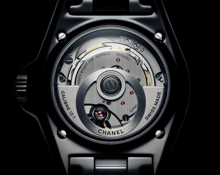 Chanel優雅演繹露背美人！重現經典J12系列之美！