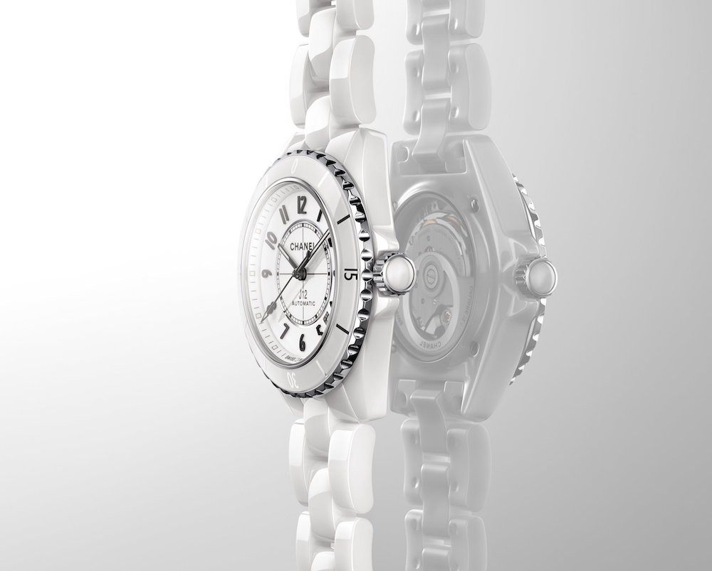 Chanel優雅演繹露背美人！重現經典J12系列之美！