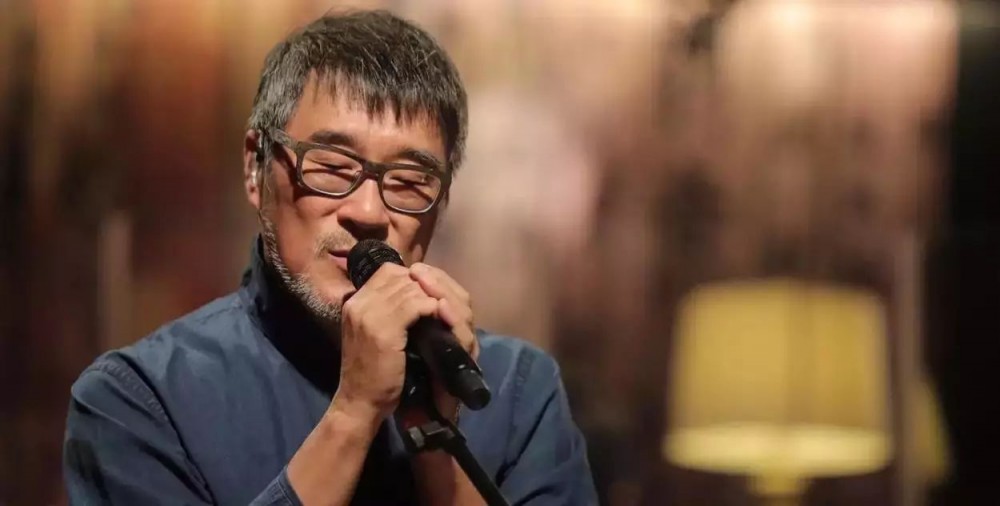 「只是我回首來時路的每一步，都走的好孤獨！」他筆下的歌詞都是愛情故事！