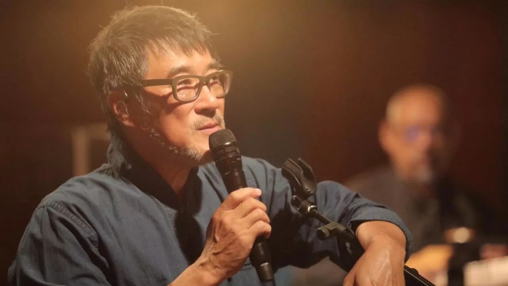 「只是我回首來時路的每一步，都走的好孤獨！」他筆下的歌詞都是愛情故事！