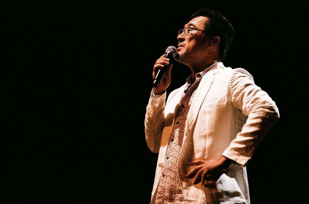 「只是我回首來時路的每一步，都走的好孤獨！」他筆下的歌詞都是愛情故事！