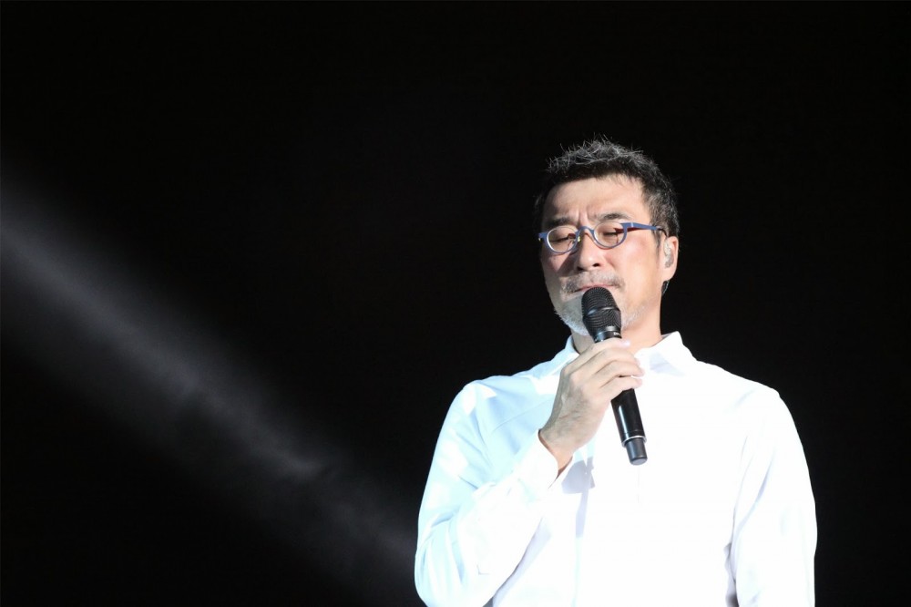 「只是我回首來時路的每一步，都走的好孤獨！」他筆下的歌詞都是愛情故事！