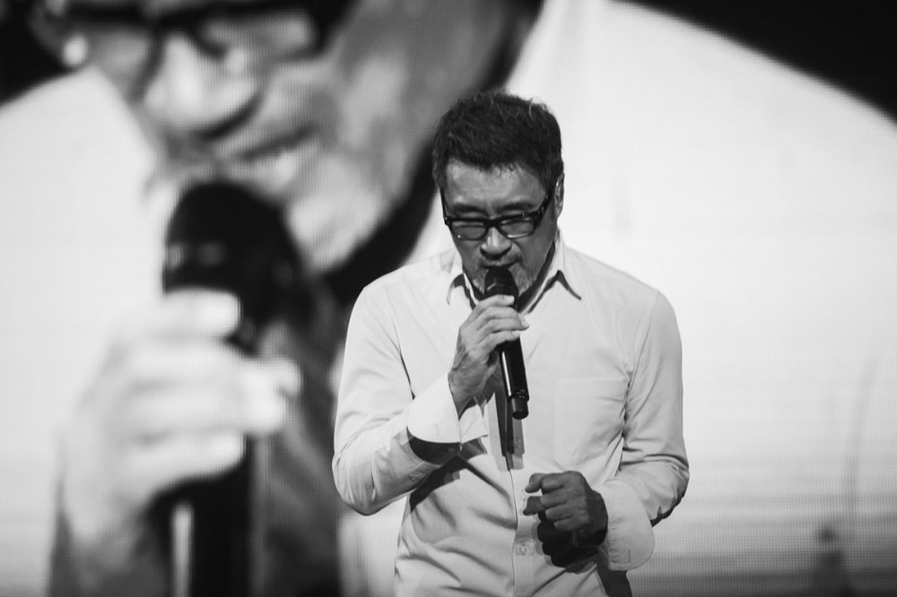 「只是我回首來時路的每一步，都走的好孤獨！」他筆下的歌詞都是愛情故事！