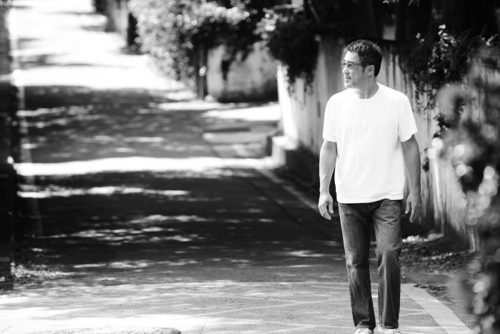 「只是我回首來時路的每一步，都走的好孤獨！」他筆下的歌詞都是愛情故事！