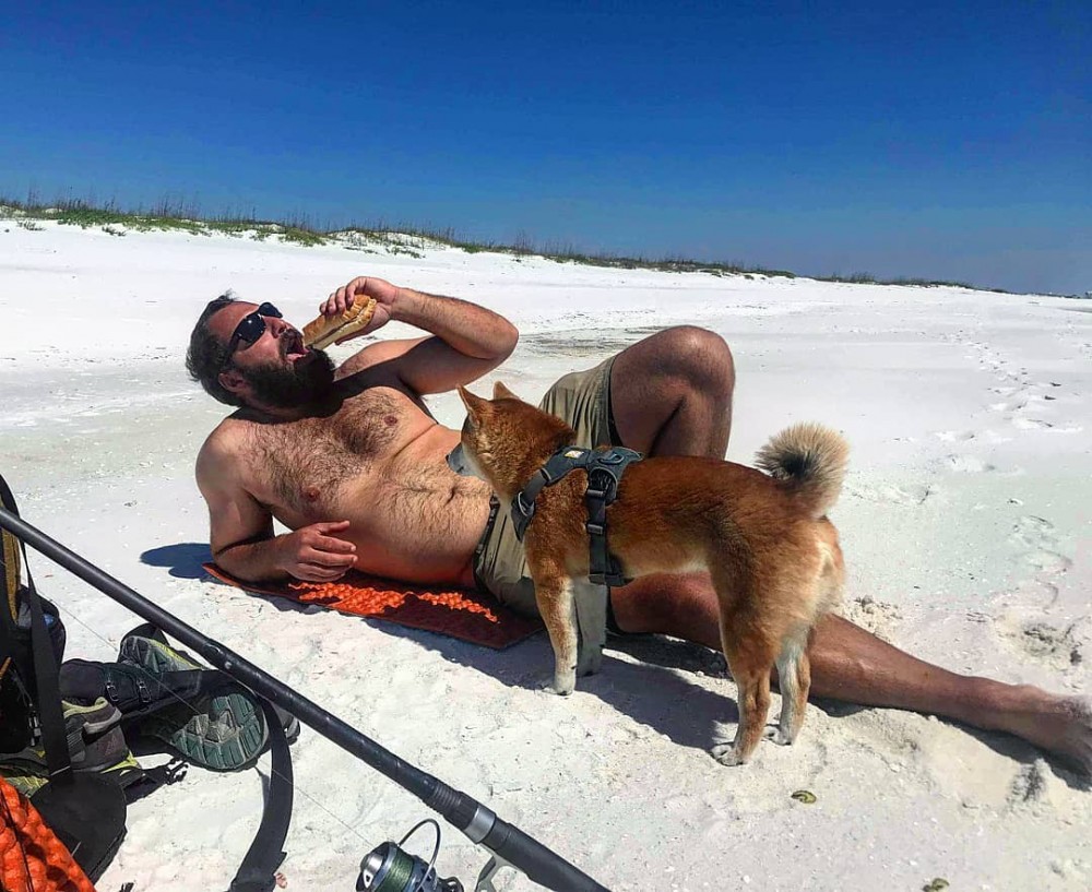 失明柴犬的動人故事！主人陪伴走過黑暗的千里步道！