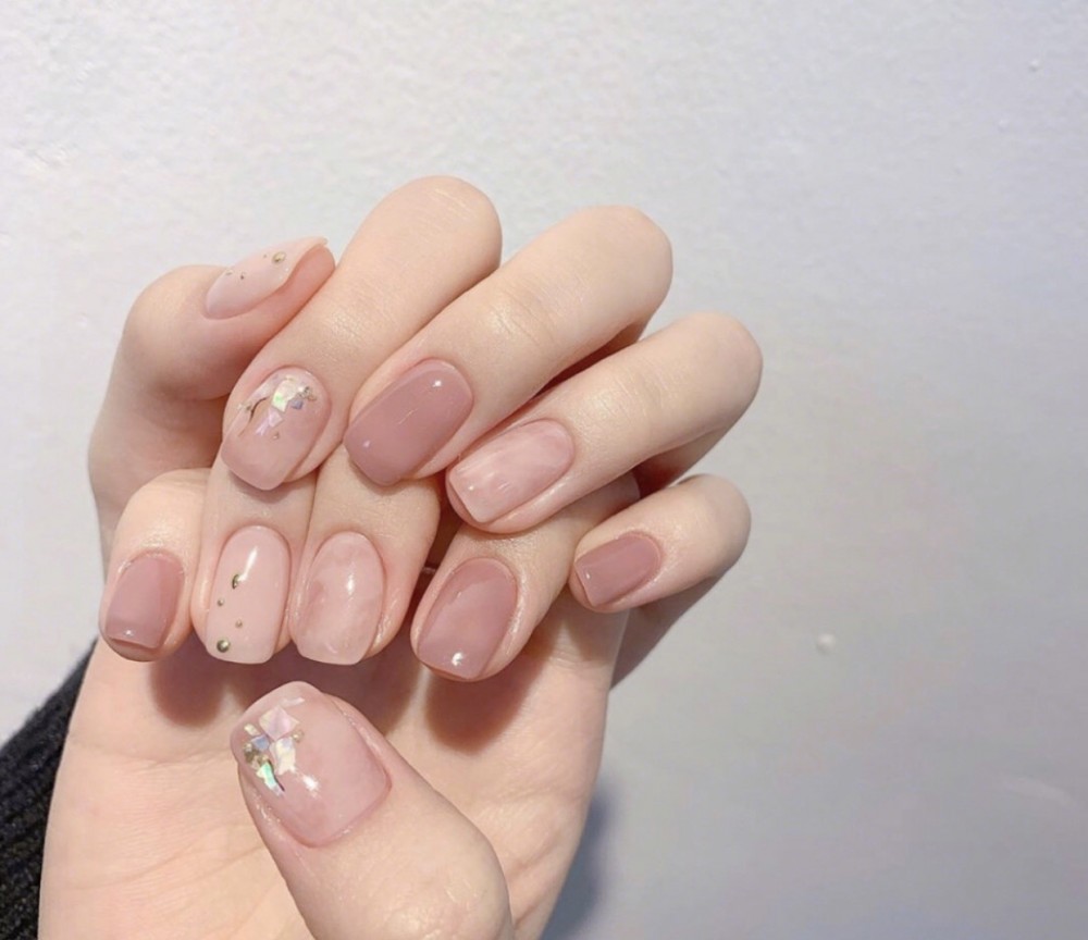 好好迎接夏天～8款溫柔清新夏日風美甲 讓你氣質感提升！2