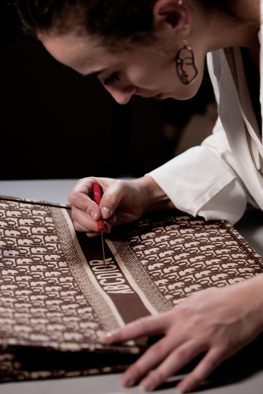 將自己的姓名刺繡於手袋上？ABCDior終於降臨香港！