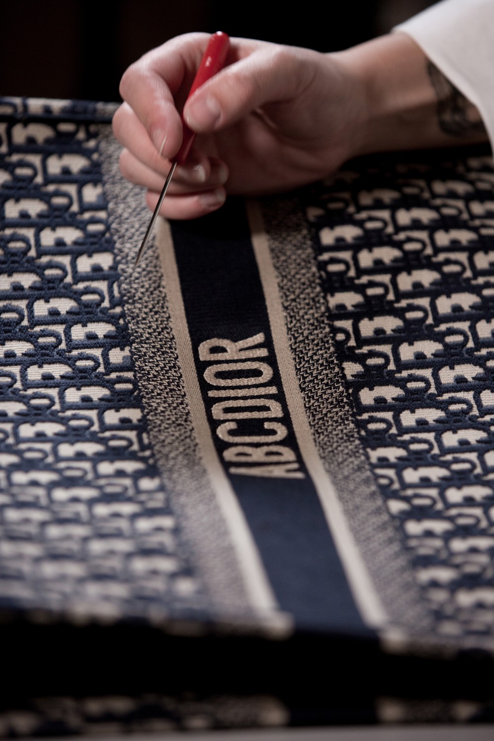 將自己的姓名刺繡於手袋上？ABCDior終於降臨香港！