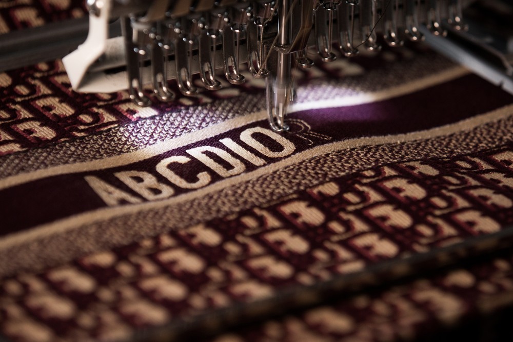 將自己的姓名刺繡於手袋上？ABCDior終於降臨香港！