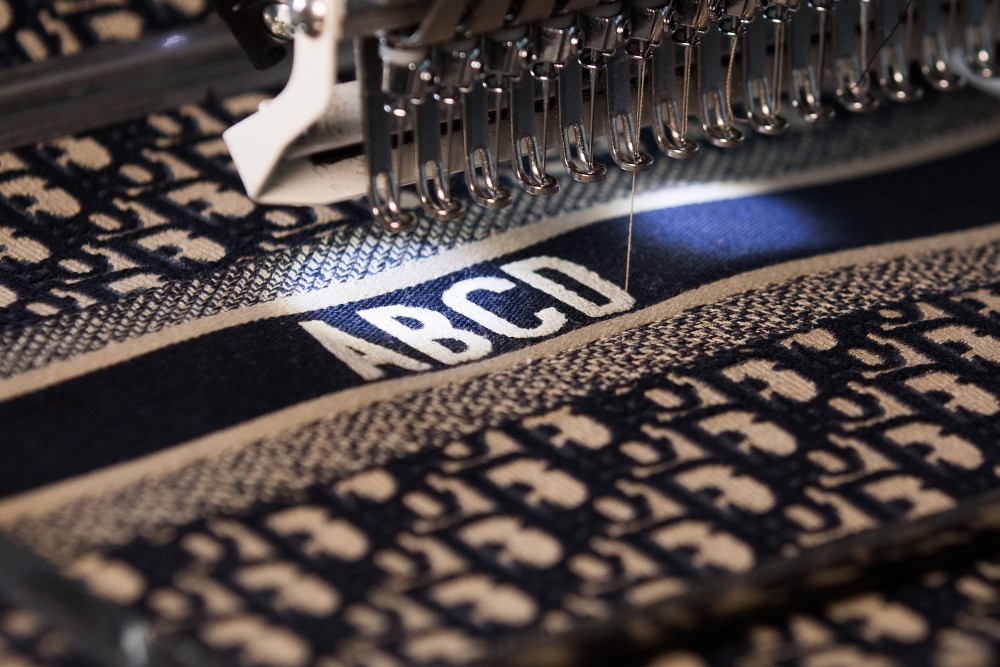 將自己的姓名刺繡於手袋上？ABCDior終於降臨香港！