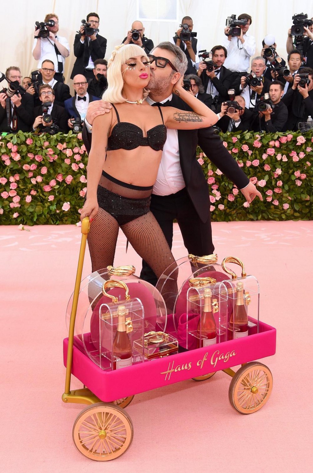 敢曝敢我真時尚!「衣不驚人死不休」的Lady Gaga如何震撼Met Gala紅地氈?