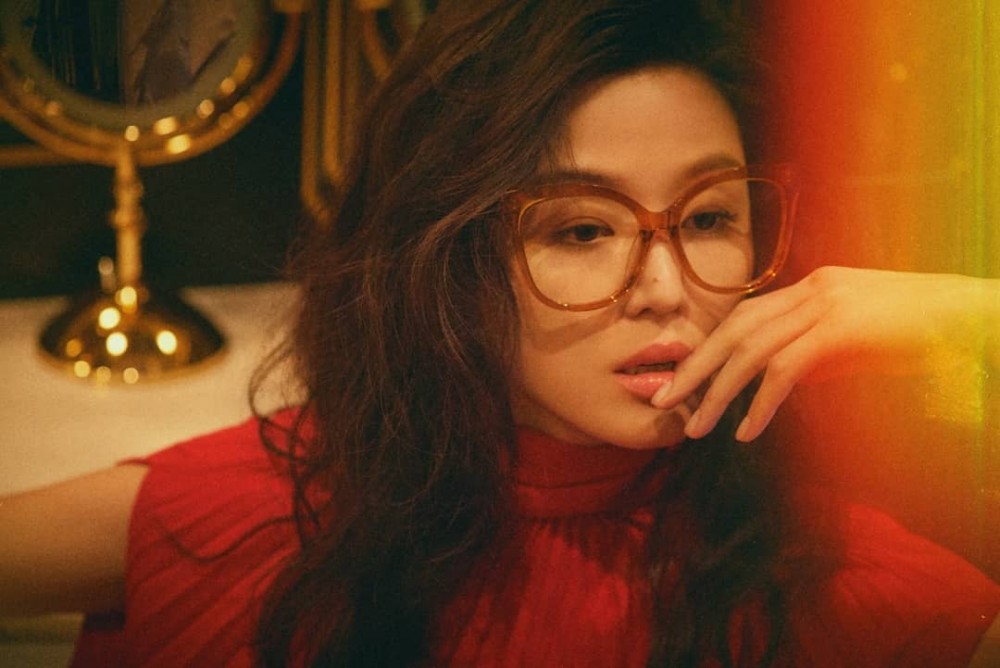 昏黃燈光建構築朦朧魅力！全智賢完美演繹猶如王家衛風格的復古氛圍！