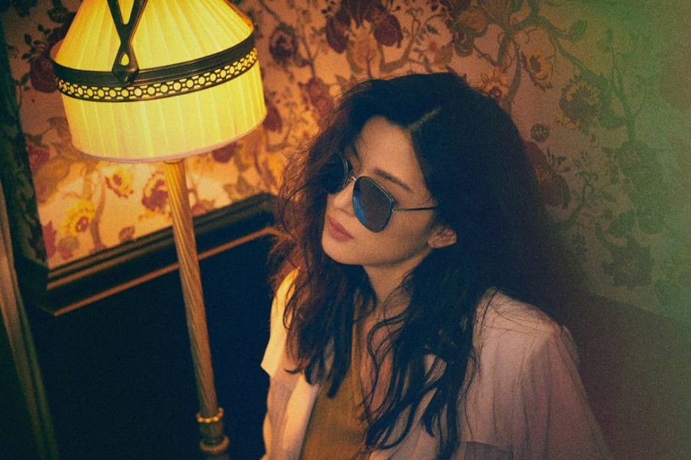 昏黃燈光建構築朦朧魅力！全智賢完美演繹猶如王家衛風格的復古氛圍！