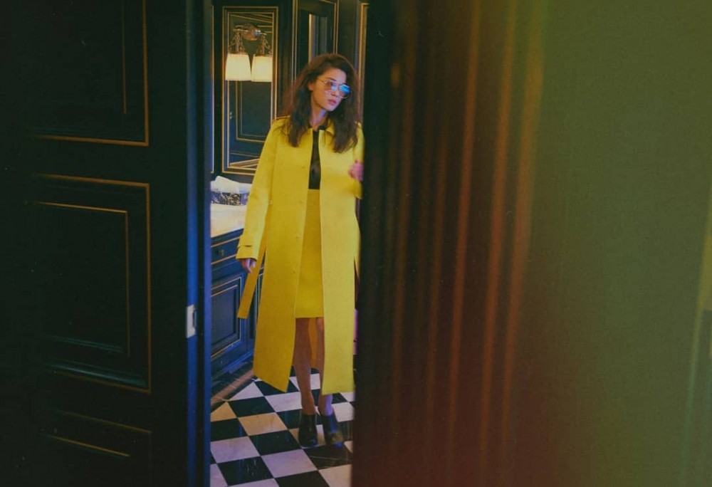 昏黃燈光建構築朦朧魅力！全智賢完美演繹猶如王家衛風格的復古氛圍！