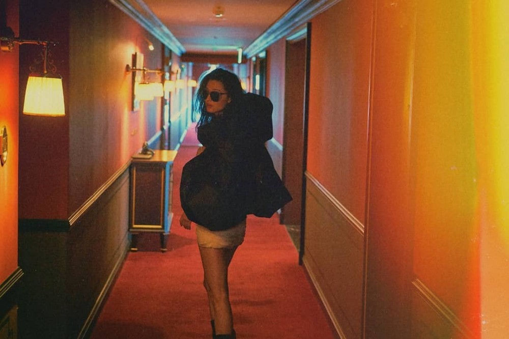 昏黃燈光建構築朦朧魅力！全智賢完美演繹猶如王家衛風格的復古氛圍！