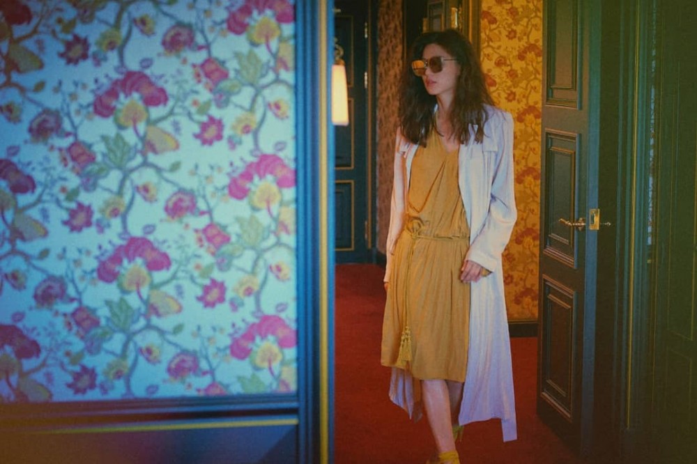 昏黃燈光建構築朦朧魅力！全智賢完美演繹猶如王家衛風格的復古氛圍！