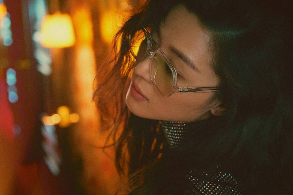 昏黃燈光建構築朦朧魅力！全智賢完美演繹猶如王家衛風格的復古氛圍！