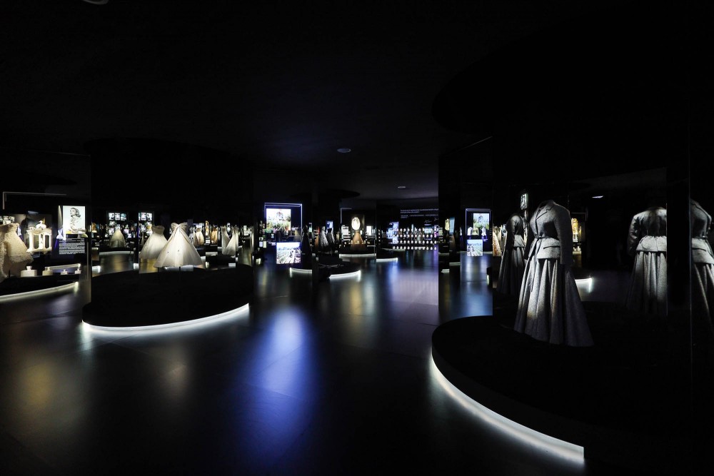 Angelababy出席MISS DIOR「Love 'N' Roses」上海展覽